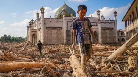 lautan-kayu-muncul-di-daerah-aceh-tamiang-usai-banjir