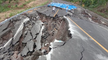 jalan-bukit-taratak-rohul-longsor