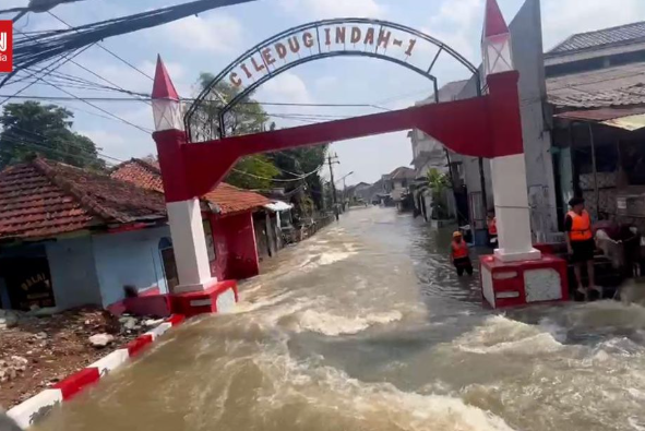 banjir-di-ciledug-mencapai-tinggi-80cm