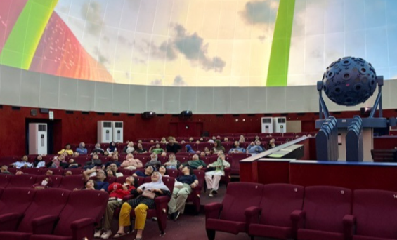 banyak-warga-menyerbu-planetarium-di-tim