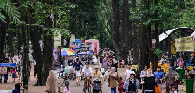 kendaraan-sangat-ramai-didepan-kebun-binatang-ragunan