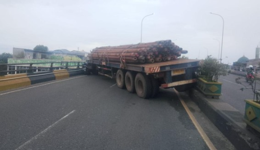kecelakaan-truk-di-flyover-ciputat-sempat-mundur