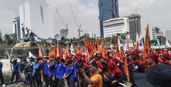 Demo Buruh KSPI Pusat di Patung Kuda Jakarta