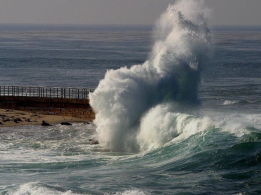 Gelombang Tinggi Ancam Perairan Aceh hingga NTB